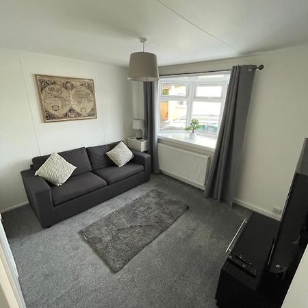 1-Bedroom Semi-Detached Chalet In Uddingston, Glasgow エクステリア 写真