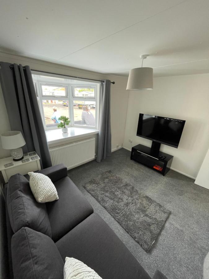 1-Bedroom Semi-Detached Chalet In Uddingston, Glasgow エクステリア 写真