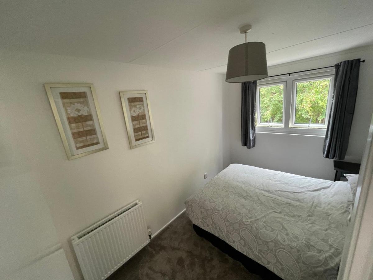 1-Bedroom Semi-Detached Chalet In Uddingston, Glasgow エクステリア 写真