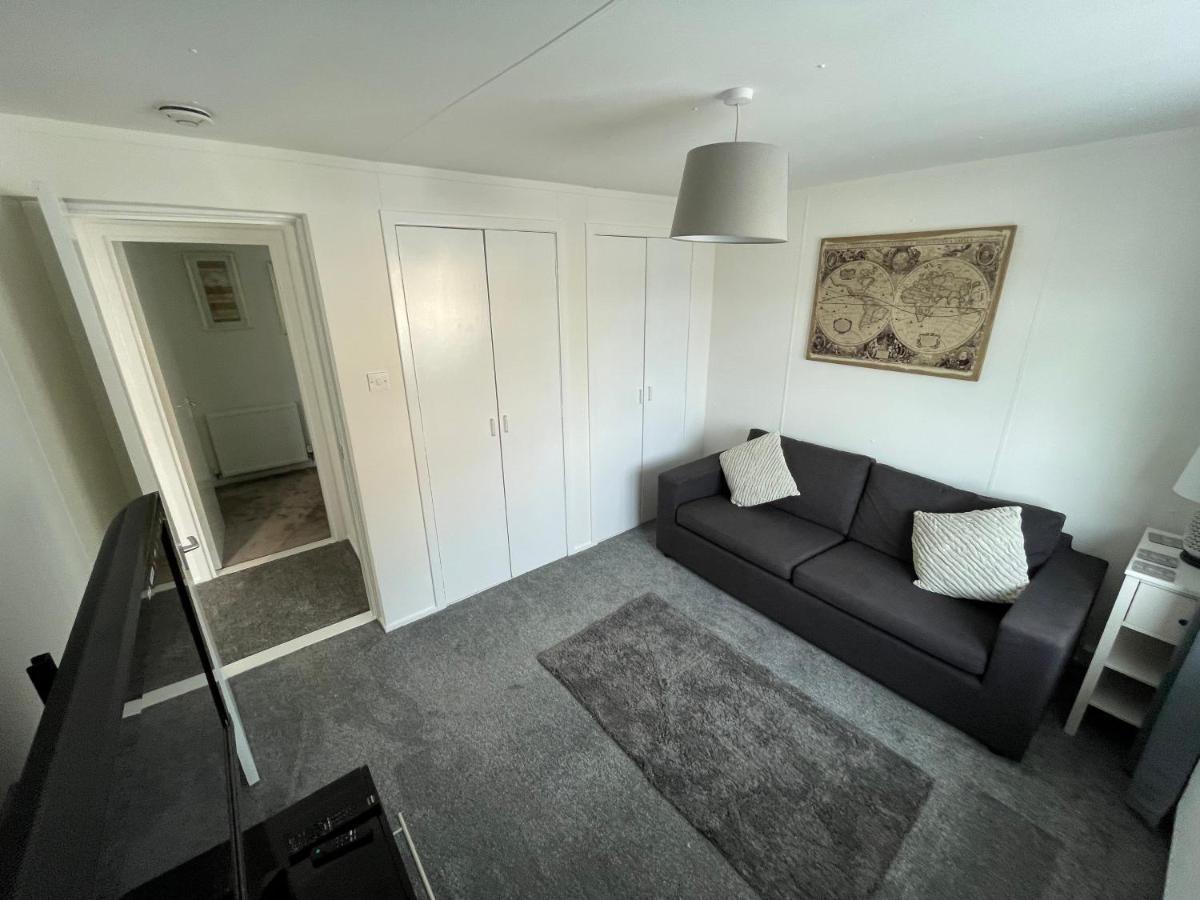 1-Bedroom Semi-Detached Chalet In Uddingston, Glasgow エクステリア 写真
