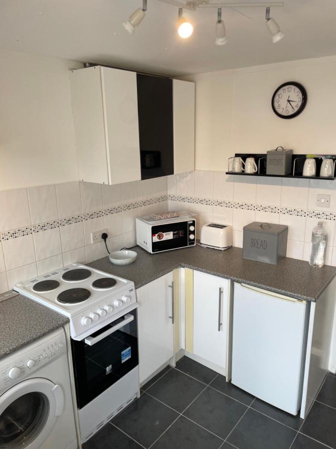 1-Bedroom Semi-Detached Chalet In Uddingston, Glasgow エクステリア 写真