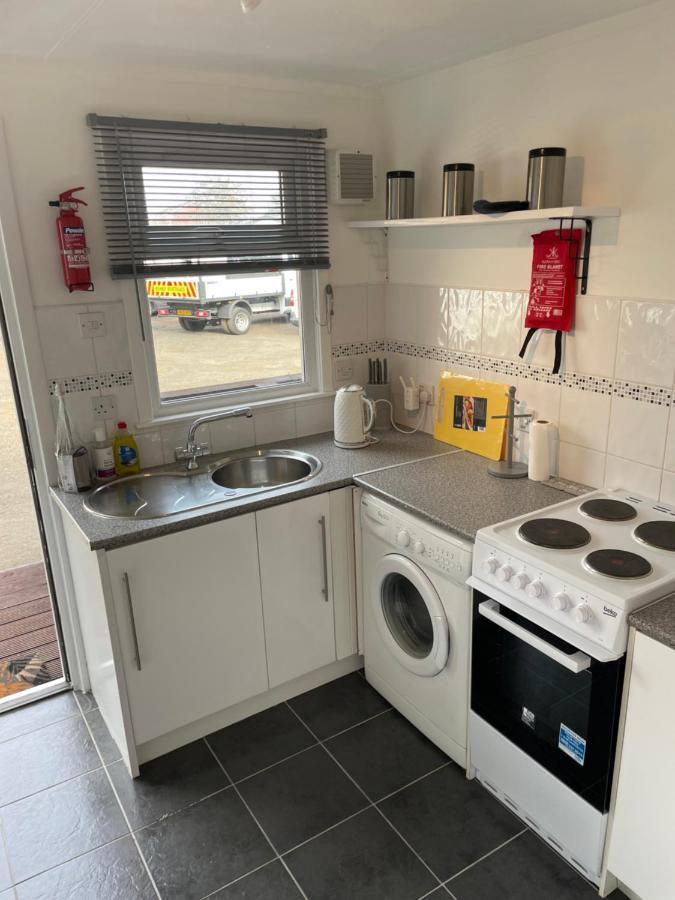 1-Bedroom Semi-Detached Chalet In Uddingston, Glasgow エクステリア 写真