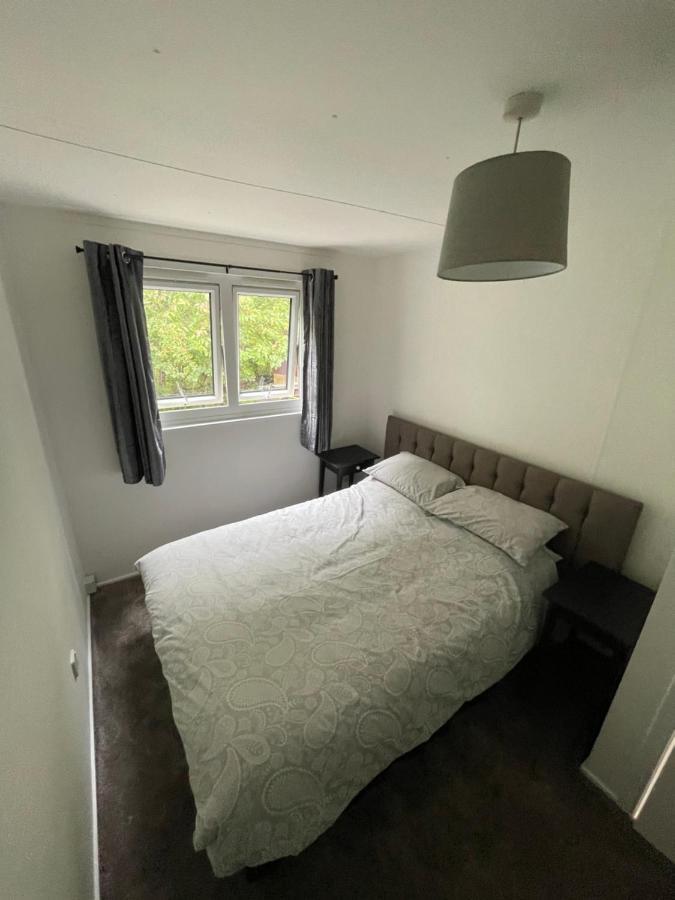 1-Bedroom Semi-Detached Chalet In Uddingston, Glasgow エクステリア 写真