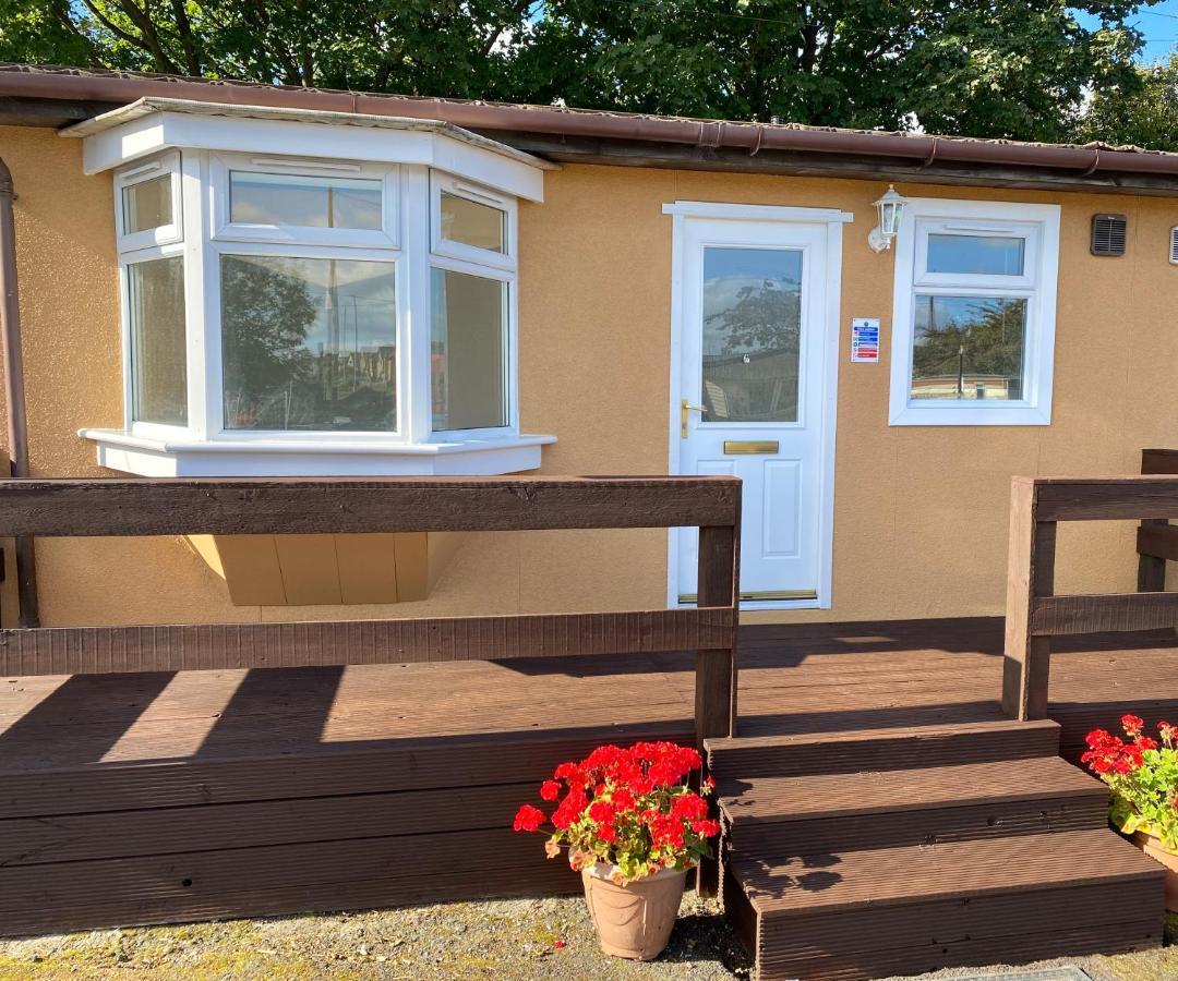 1-Bedroom Semi-Detached Chalet In Uddingston, Glasgow エクステリア 写真