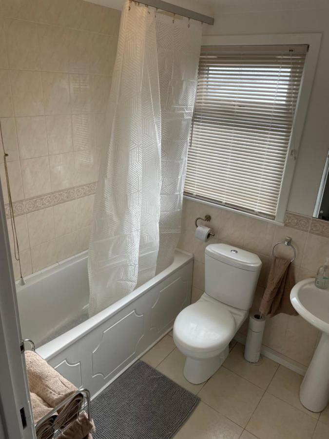 1-Bedroom Semi-Detached Chalet In Uddingston, Glasgow エクステリア 写真