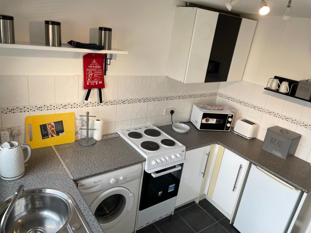 1-Bedroom Semi-Detached Chalet In Uddingston, Glasgow エクステリア 写真