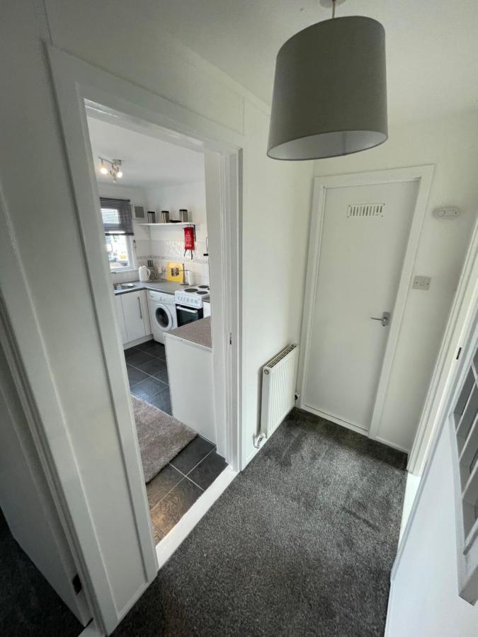 1-Bedroom Semi-Detached Chalet In Uddingston, Glasgow エクステリア 写真