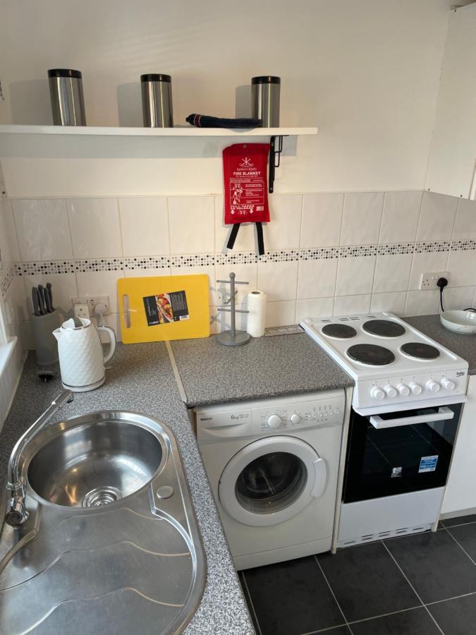 1-Bedroom Semi-Detached Chalet In Uddingston, Glasgow エクステリア 写真
