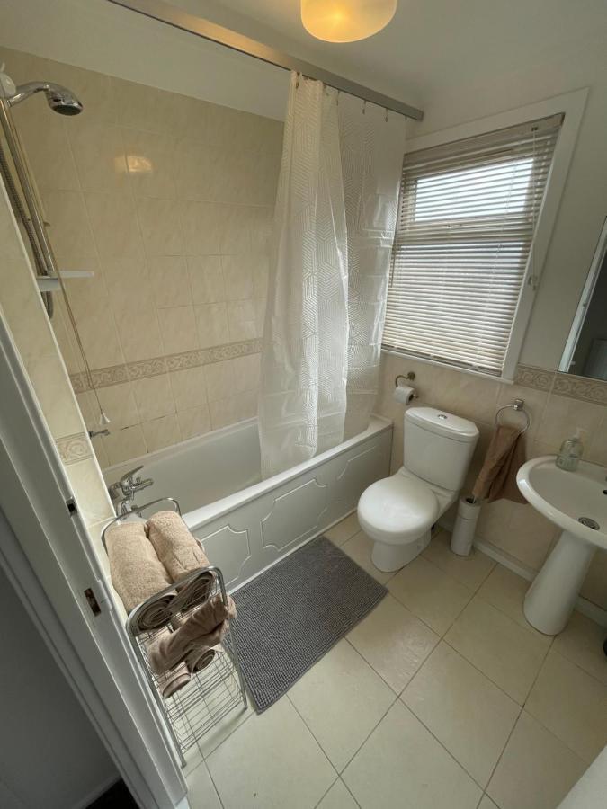 1-Bedroom Semi-Detached Chalet In Uddingston, Glasgow エクステリア 写真