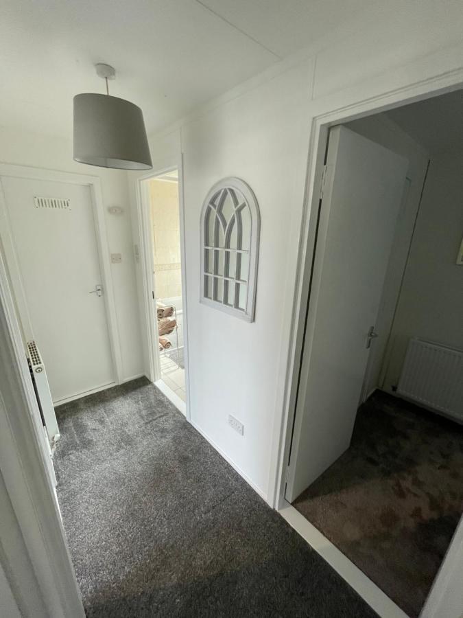 1-Bedroom Semi-Detached Chalet In Uddingston, Glasgow エクステリア 写真